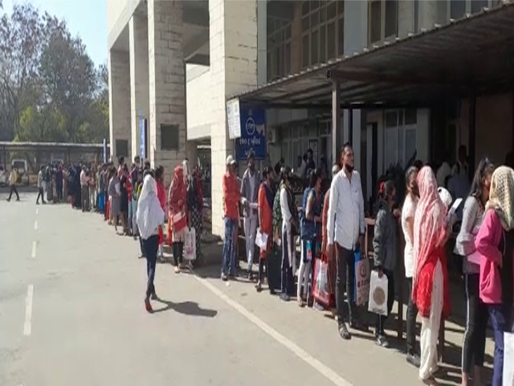લોકો વહેલી સવારથી જ લાઈનમાં ઊભા રહી જાય છે