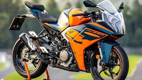KTM RC 390 ઓરેન્જ અને બ્લુ કલર સ્કીમમાં બનાવવામાં આવી છે