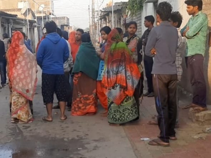 હત્યા બાદ ઘર પાસે એકત્રિત પાડીશીઓ.