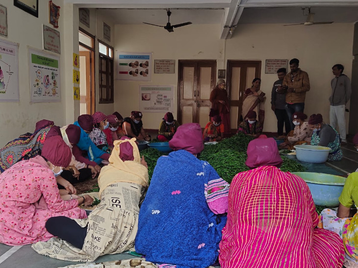 સીઝનમાં 40 હજાર કિલો રાઈતા-મરચાંનું વેચાણ થાય છે.