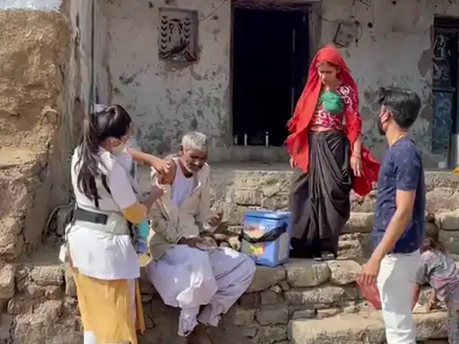 વૃદ્ધને સોઈની બીક મનમાંથી દૂર કરી રસી આપી.