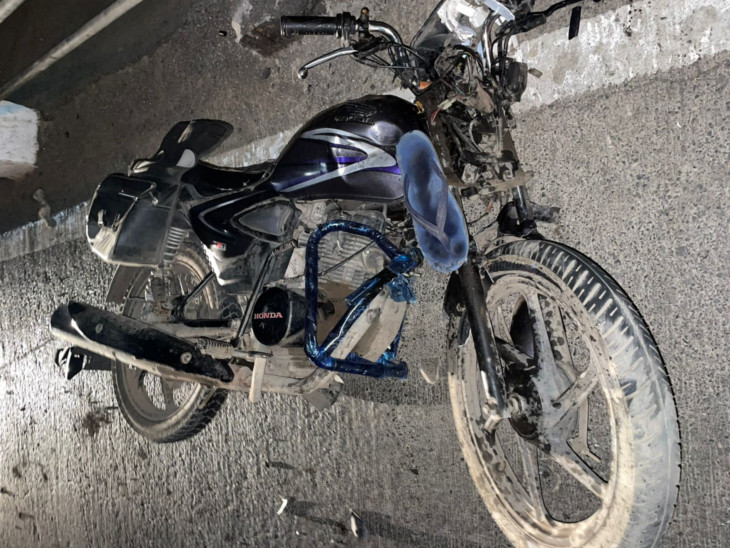 બાઈકને અકસ્માતમાં ભારે નુકસાન થયું હતું.