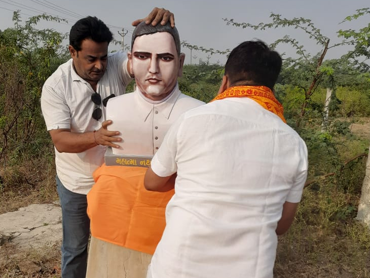 હનુમાન આશ્રમ ખાતે ગોડસેની પ્રતિમા સ્થાપિત કરાઈ હતી.
