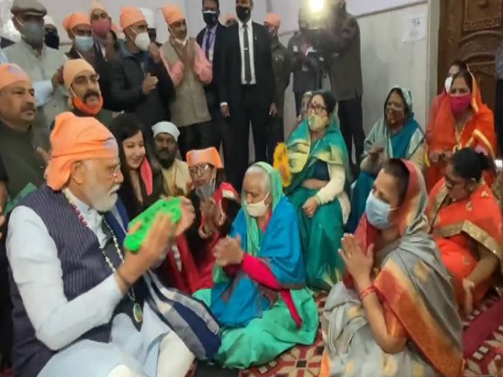 Gujarat BJP held the Sant Ravidas program first time with PM Modi in BJP office.