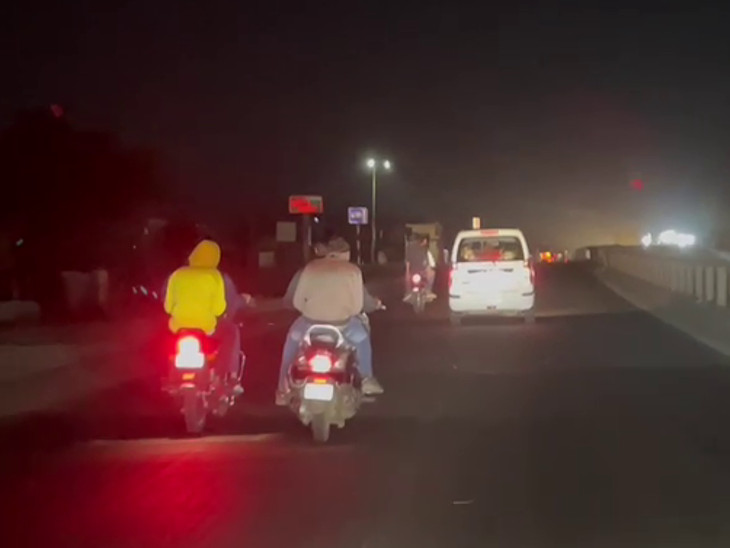 જોખમી રીતે કારને ઓવરટેક કરતો બાઈકસવાર.