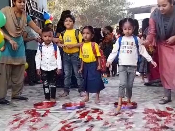 સુરતમાં બાળકોને કુમ કુમ પગલાં કરાવીને સ્કૂલમાં પ્રવેશ અપાયો