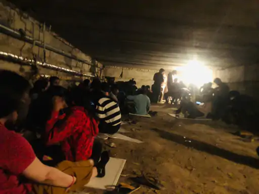 લોકો હવે ઘરોના બંકરો અને અન્ડરગ્રાઉન્ડમાં છે