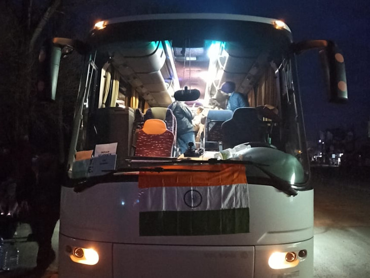 શનિવારે સવારે 52 સ્ટુડન્ટ્સને બસથી પોલેન્ડ બોર્ડર સુધી લાવવામાં આવ્યા.