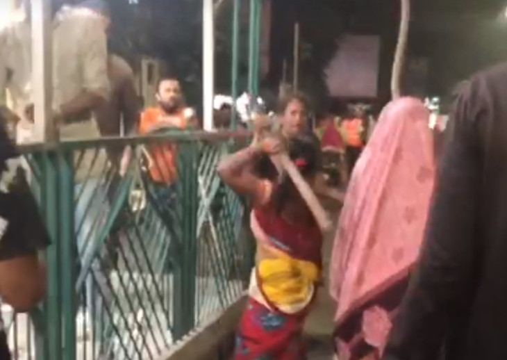 લાક઼ડાના ફટકા પણ મહિલાઓએ ઝીંક્યા હતાં.