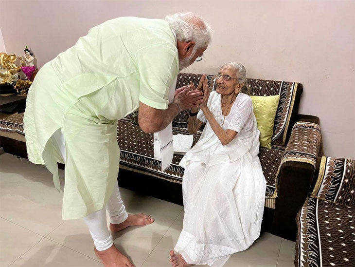 2 વર્ષ બાદ વડાપ્રધાન માતા હીરાબાના આશીર્વાદ લેવા પહોંચ્યા હતા.