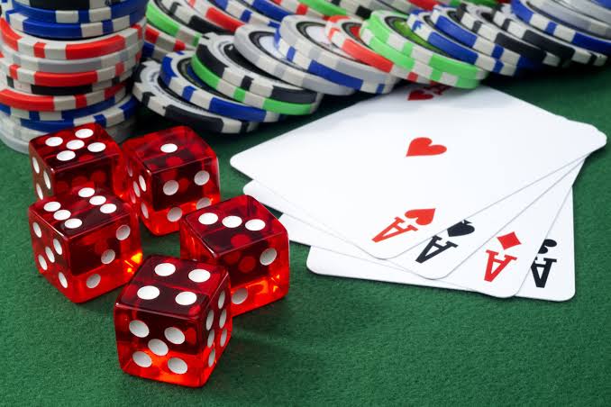 Gambling dens seized from three different places in Bharuch district, Rs. 15 arrested with Rs 1.80 lakh in cash, four absconding | જુગારધામ પર પોલીસના દરોડા: ભરૂચ જિલ્લાના ત્રણ અલગ અલગ સ્થળેથી