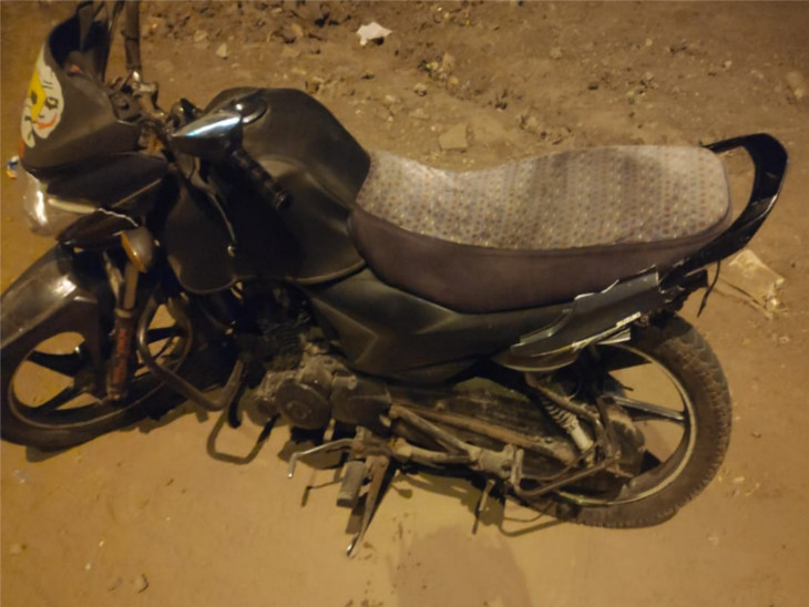 અકસ્માતમાં બાઈકને નુકસાન પહોંચ્યું હતું.