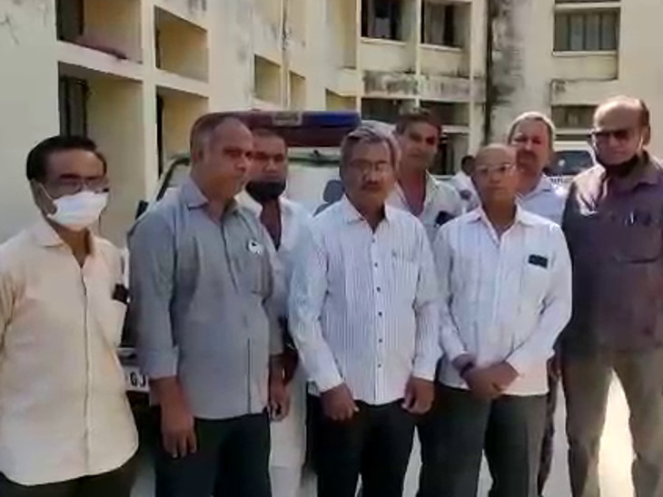 ડોક્ટર પિતાને સાંત્વના આપવા ડોક્ટર મિત્રો સિવિલ હોસ્પિટલ દોડી આવ્યા.