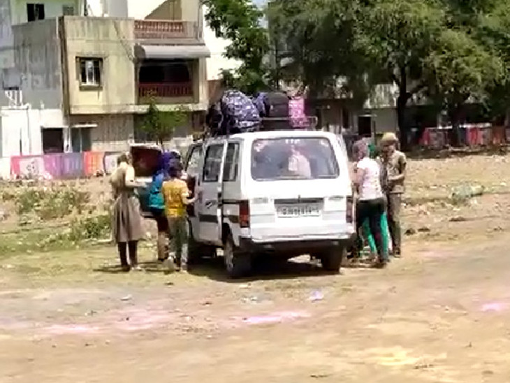 મેદાનમાં વિદ્યાર્થીઓને રંગોથી રમવા દેવા માટે ત્રણ સ્કૂલવાન ઉભી રખવામાં આવી હતી