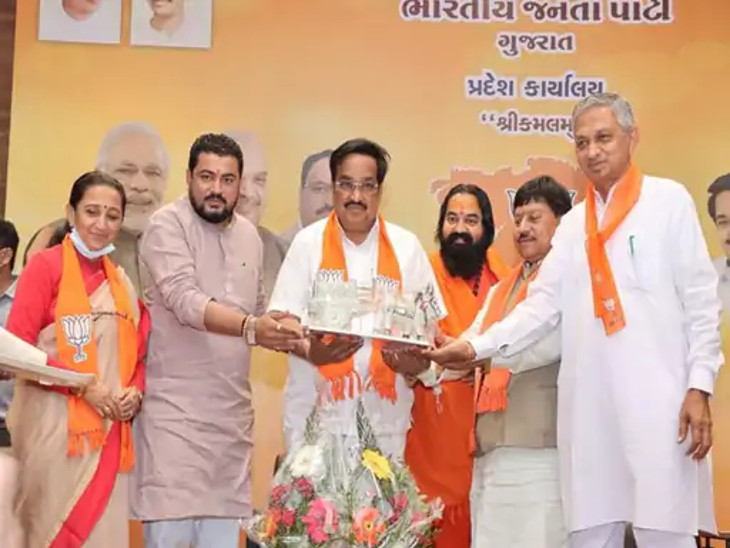 4 જાન્યુઆરીએ કોળી-ઠાકોર સમાજે પાટીલની શુભેચ્છા મુલાકાત લીધી હતી, જેમાં કુંવરજી બાવળિયા હાજર રહ્યા હતા.
