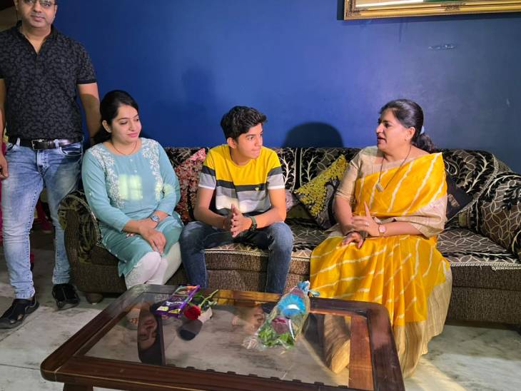 Mayor Himali also visited the home of Boghawala students.