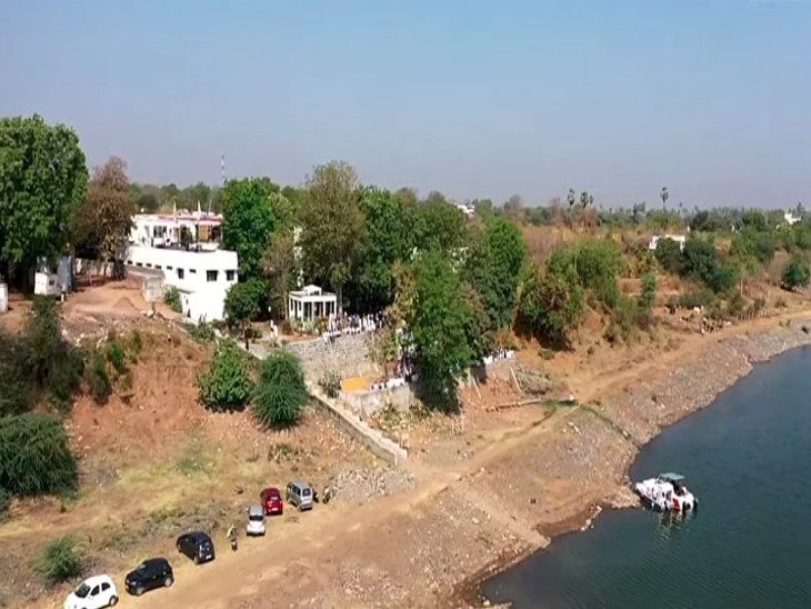 Haricharandas Bapu's Ashram is located at Gora Mukham in Narmada district.