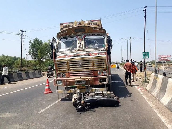 ઘટનાને પગલે લોકોનાં ટોળાં એકત્ર થઈ ગયાં હતાં.