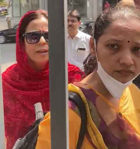 ગેટ પાસે રોકવામાં આવેલા વાલીઓ.