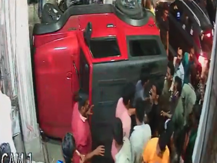 A large number of people rushed to the spot following the accident.