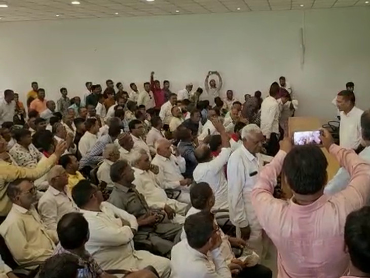 બેઠકમાં મોટી સંખ્યામાં દલિત સમાજના આગેવાનો ઉપસ્થિત રહ્યા.