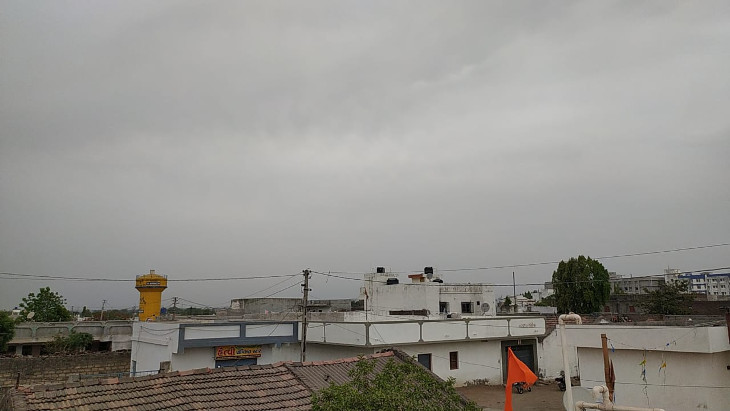 જસદણ પંથકમાં ઘટાટોપ વાદળો છવાયાં.