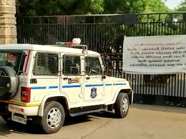 સોખડા મંદિર બહાર પોલીસ વાહનો જોવા મળ્યા હતા