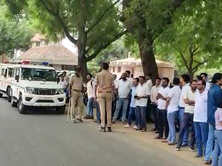 સોખડા મંદિર બહાર પોલીસ અને હરિભક્તો