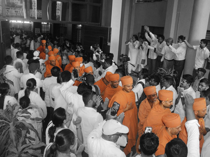 21 એપ્રિલ -2022, હાઈકોર્ટના વચગાળાના હુકમ બાદ 60 સંતો હરિધામ છોડી બાકરોલ જવા કોર્ટ સંકુલમાંથી બહાર નીકળ્યા.