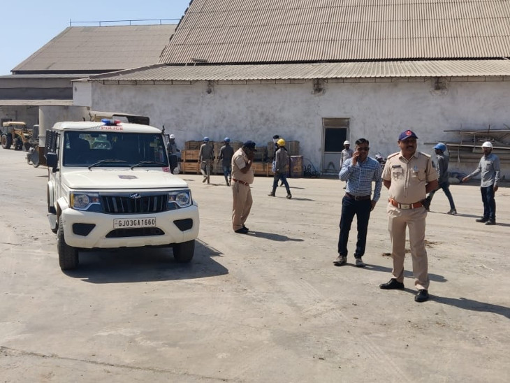 ઘટનાની જાણ થતા પોલીસ કાફલો ઘટનાસ્થળે પહોંચી તપાસ હાથ ધરી હતી.