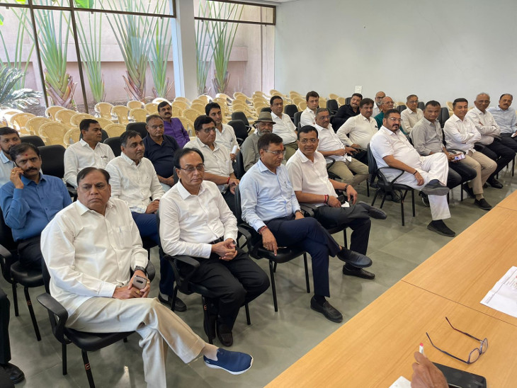 બેઠકમાં હાજર રહેલા ટ્રસ્ટઓ.