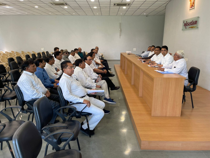 સૌથી પહેલા ટ્રસ્ટીમંડળની બેઠક મળી.