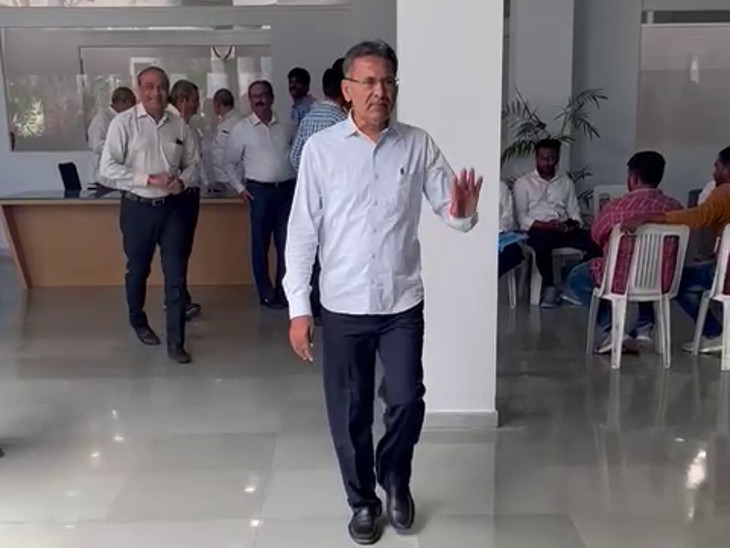 ટ્રસ્ટી મંડળની બેઠકમાં રમેશ ટીલાળા હાજર રહ્યા.