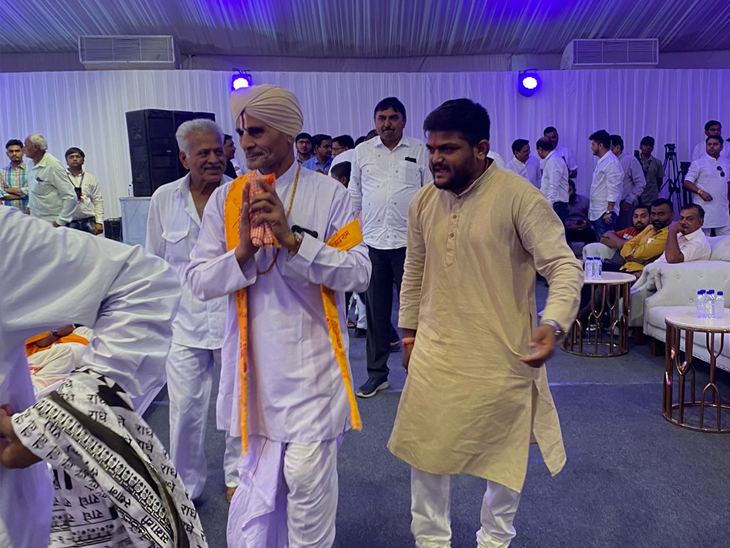 સાયલાના મહારાજ સાથે હાર્દિક પટેલ