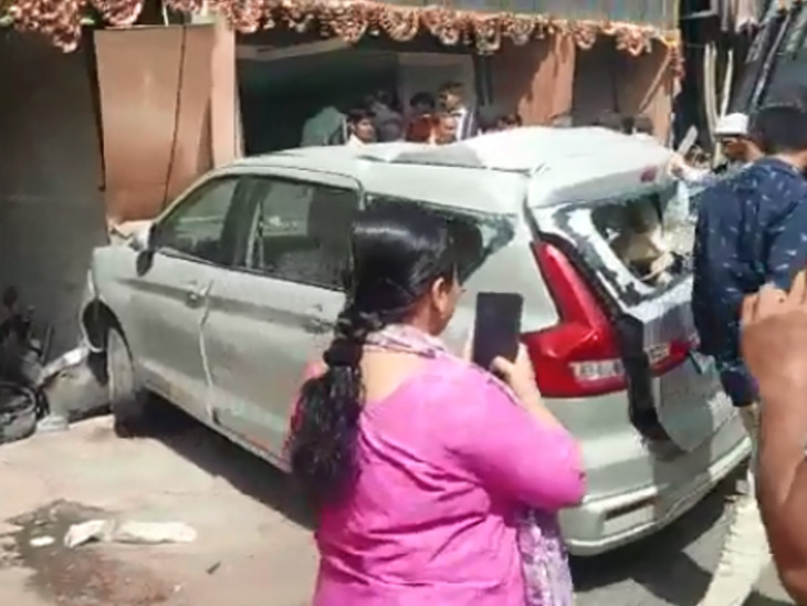 કારને ટક્કર માર્યા બાદ બસ હોટલમાં ઘૂસી ગઈ.