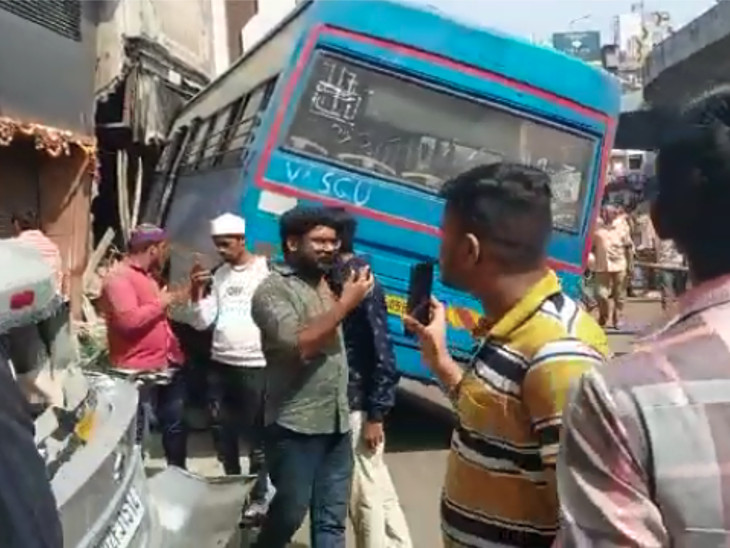 બસ-ડ્રાઈવરને હોસ્પિટલ ખસેડવામાં આવ્યો.