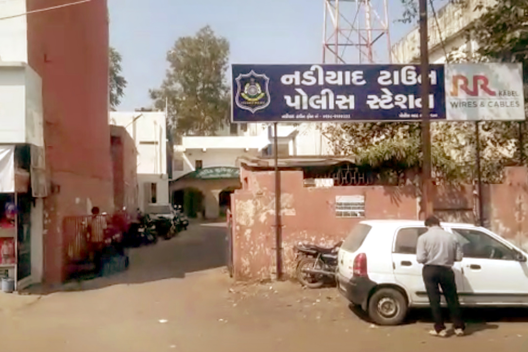 In Nadiad, a case of sexual harassment of a woman by two relatives reached  the police station | ફરિયાદ: નડિયાદમાં બે સગા ભાઈઓએ મહિલાની જાતીય સતામણી  કરતાં મામલો પોલીસ મથકે પહોંચ્યો -
