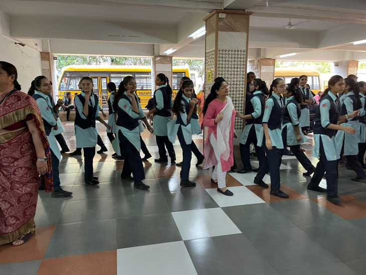 સ્કૂલમાં વિદ્યાર્થિનીઓએ રાસ-ગરબાની રમઝટ બોલાવી ધો.10ના રિઝલ્ટને વધાવ્યું.