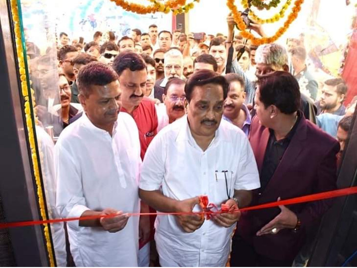 રવિવારે પાટીલે બે કાર્યક્રમમાં નરેશ પટેલ સાથે હાજરી આપી હતી.