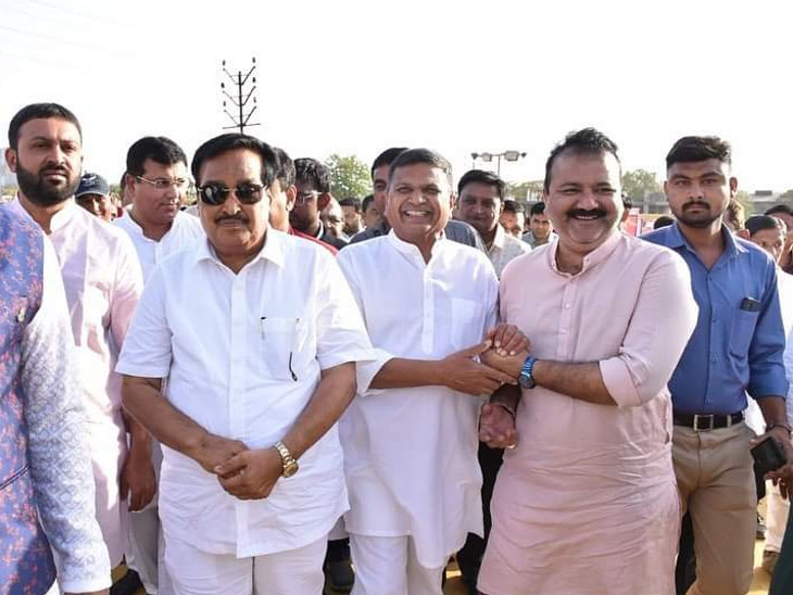 સમૂહલગ્નમાં હાજરી આપવા આવી પહોંચેલા નરેશ પટેલ અને પાટીલ વચ્ચે ભાગ્યે જ વાત થઈ.