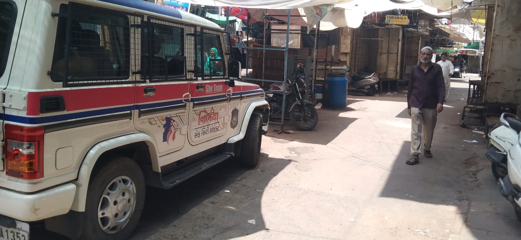 કોઈ અનિચ્છનીય બનાવ ન બને એ માટે પોલીસનું પેટ્રોલિંગ.