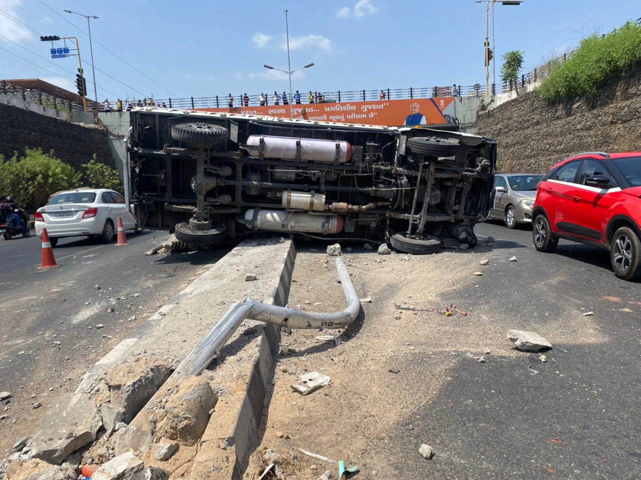 ટ્રકનું ફાયર ફાટતા ચાલકે કાબૂ ગુમાવ્યો.