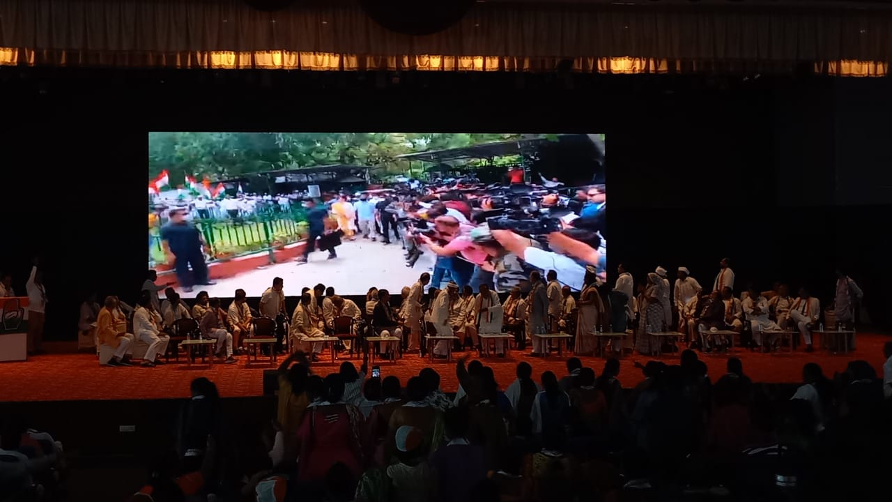 રાહુલ ગાંધીનાં ED ઓફિસ જતાનાં લાઇવ દૃશ્યો બતાવાયાં.