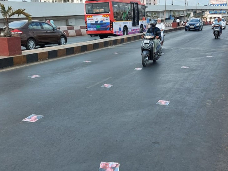 ઓવરબ્રિજ પરના રોડ પર પોસ્ટર લગાવાયા હતા.