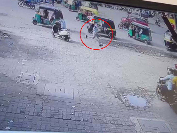 બેંકના દરવાજાને લોક કરી ભાગી ગયો.