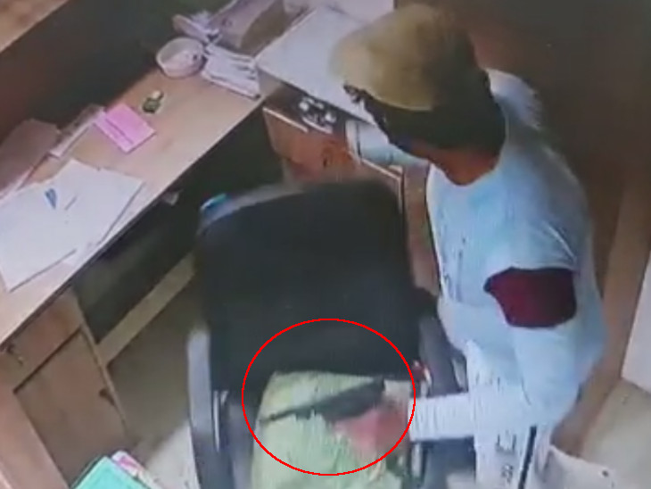 પિસ્તોલ જેવું હથિયાર લઈને આવ્યો હતો.
