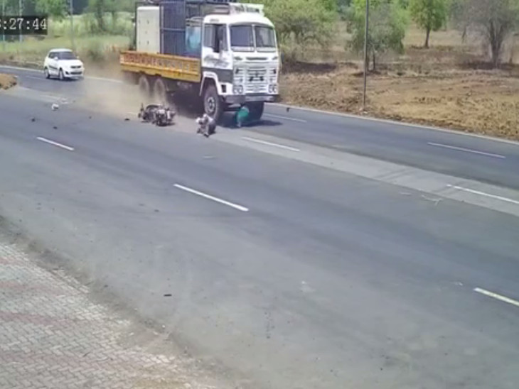 ટ્રકે મોપેડને અડફેટે લીધી.