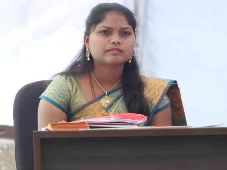 મૃતક સ્નેહલતા પ્રોફેસર તરીકે નોકરી કરી હતી.