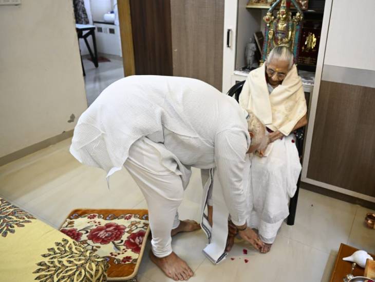 મોદી માતાનાં આશીર્વાદ લઈને રાજભવન રવાના થયા હતા.