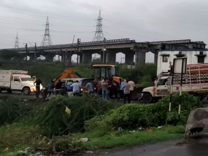 આરોપીઓની કારને બંને તરફથી બ્લોક કરી દીધી.